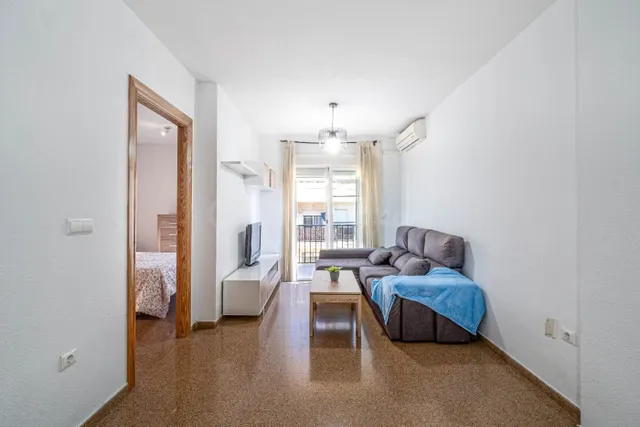 Piso de dos dormitorios, garaje, amueblado, y piscina comuni - foto 5