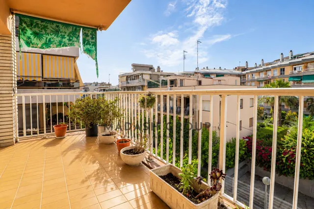 Piso en venta en Salou con 4 habitaciones y gran terraza a d - foto 4