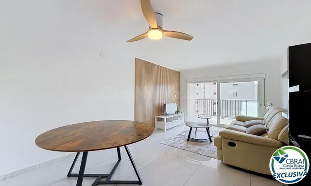 Apartamento 2 dormitorios renovado con terraza en Santa Margarida, Rosas — 2