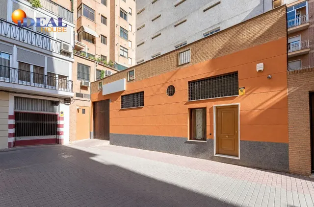 AMPLIA PLANTA BAJA JUNTO ARABIAL CON GARAJE — 18