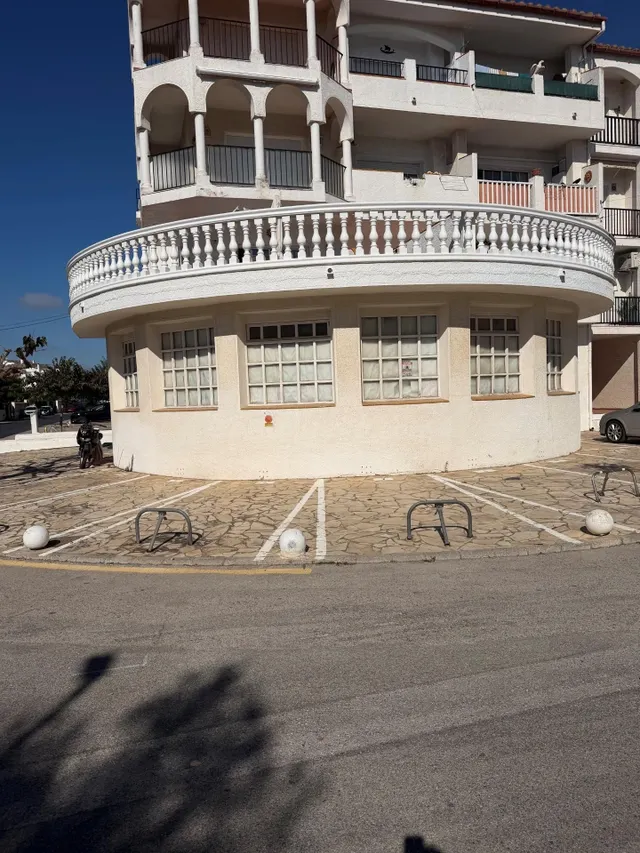 Local comercial de 157 m2 con 2 plazas de aparcamiento en Em