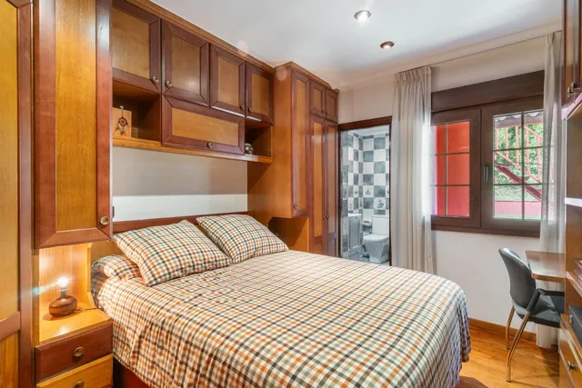 Casas, nave y fincas en venta en Caborana (aller) — 28