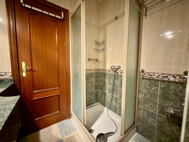 Amplio piso con terraza, 3 dormitorios y posibilidad de 4 en Av. Barcelona – Viñuela – Rescatado — 24