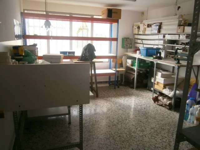 Nave industrial con vivienda y parcela de 11.800 metros — 11