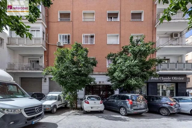 PISO JUNTO A HIPERCOR · ÚLTIMA PLANTA · MUCHA LUZ · ASCENSOR · METRO — 23