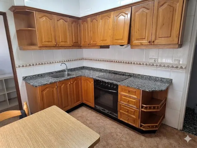 Amplia casa con 5 dormitorios, patio y planta baja ideal para garaje, negocio o proyecto — 4