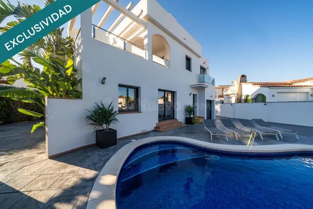 Casa moderna con cuatro habitaciones, piscina y garaje - foto 2
