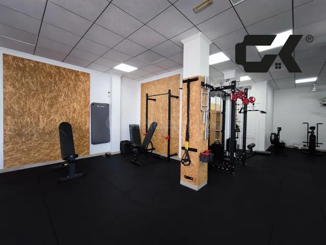 Local comercial esquinero con amplia fachada y escaparates e - foto 4