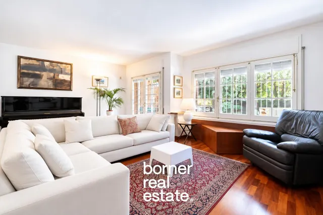 Exclusiva casa esquinera de 386m2 con jardín privado y pisci - foto 4
