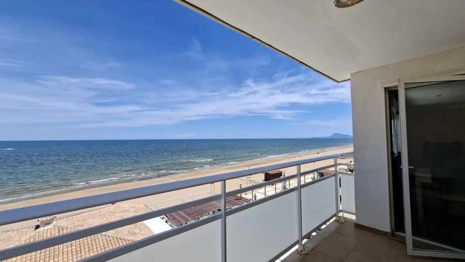 Apartamento ubicado en primera línea playa Daimús, destaca por su privilegiada orientación noroeste que regala vistas despejadas al mar