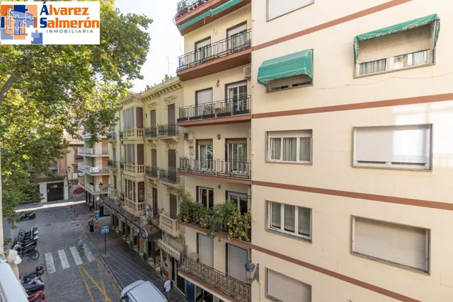 Piso en esquina con terraza y vistas a Plaza Mariana Pineda, Granada — 14