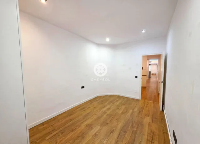 Fantástica vivienda reformada situada en calle Córcega con Nápoles. — 21