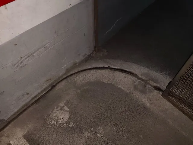 Amplia plaza de garaje cerrada para 2 coches en el Royal — 7