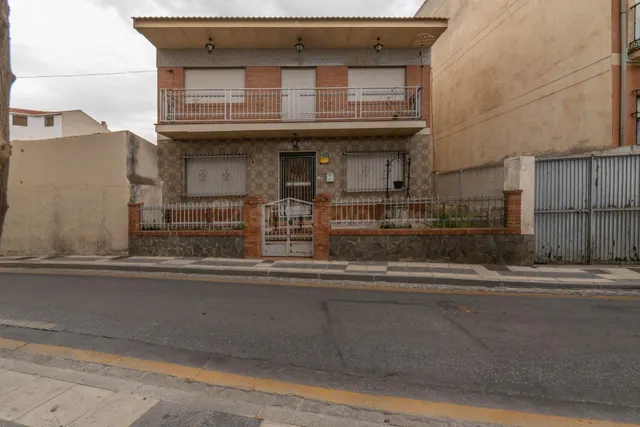 SE VENDE CASA CON UNA PARCELA DE 461 m2 (EN EL CENTRO DE LOS
