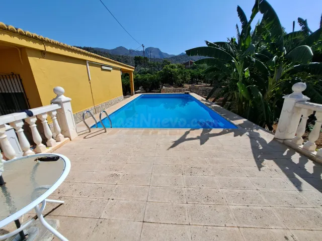 Se vende chalet con impresionantes vistas y una hectárea de 