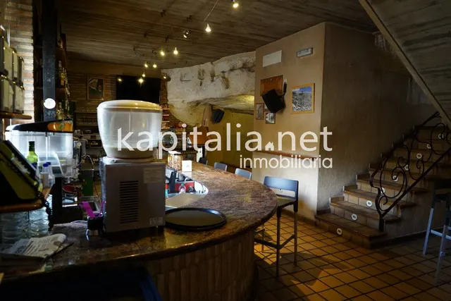 Bar en la emblemática población de Bocairent. — 15