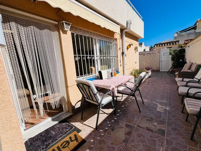 Encantador adosado con terraza y piscina comunitaria — 14