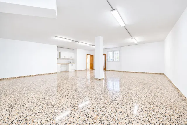Local con proyecto de cambio de uso a vivienda con terraza y patio privado en Sant Agustí — 13