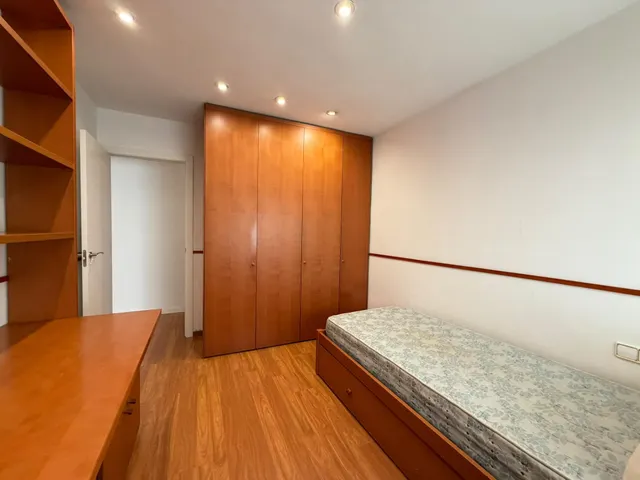 Se alquila amplio piso con plaza de parking — 28
