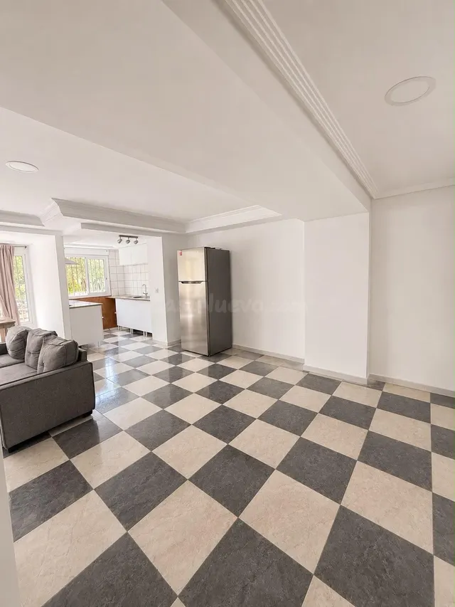 Piso de 3 dormitorios con patio y garaje en Elche — 5