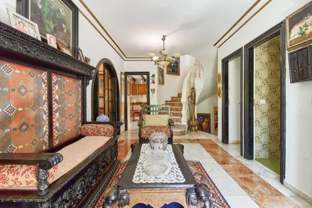 VENTA DE VILLA PAREADA EN EL CENTRO DE MARBELLA. 8 DORMITORIOS, JARDÍN CON PISCINA Y PARKING. — 12