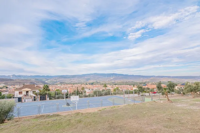 Se vende excelente parcela urbana de 439 m2, está en pendiente, pero  lista para construir, ubicada en una de las zonas residenciales más tranquilas y de mayor crecimiento de Dúrcal. — 17