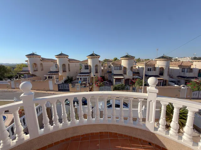 Orihuela Costa! Impresionante Villa Mediterránea con generosa parcela y amplias terrazas + Solarium privado con increíbles vistas panorámicas — 43