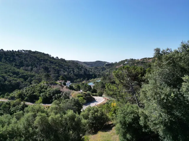 Terreno urbano de 2800 m2 en Benahavís, vistas espectaculares — 3