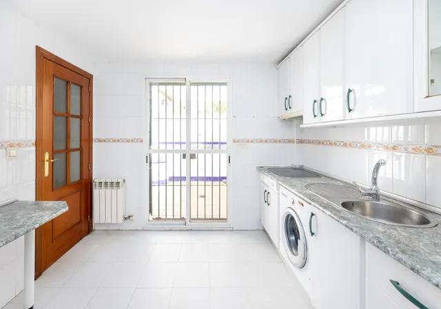 Vive en el corazón de Armilla: 4 dormitorios, patio, terraza y garaje — 8