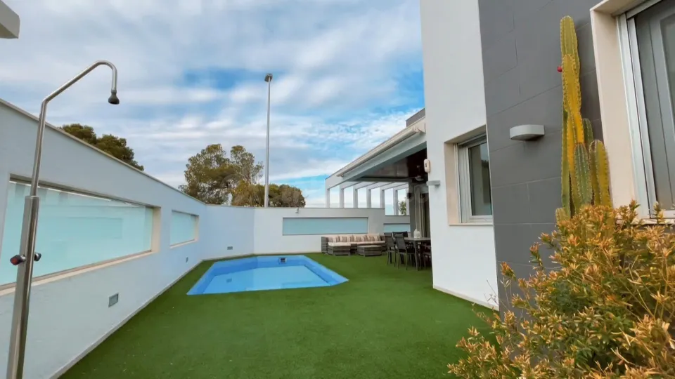 Villa independiente de dos plantas con solárium y piscina privada.