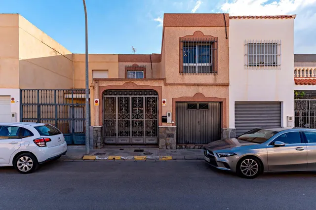 ¡CASA EN LA ZONA DEL CORTE INGLÉS Y CON GARAJE PARA DOS VEHICULOS! — 26
