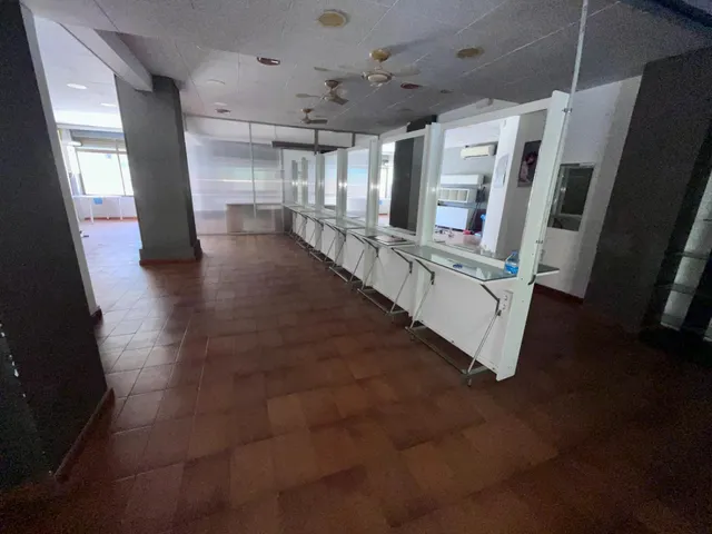 DESTACABLE Y PECULIAR LOCAL en VENTA o ALQUILER en Martorell. — 9