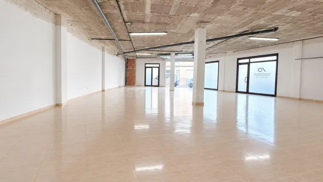 Local comercial / almacén de 198 m2 en venta a pie de calle en La Bisbal d'Empordà — 2