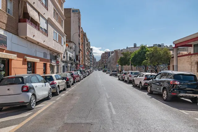Amplia Plaza de Garaje Cerrada en Ubicación Estratégica — 2