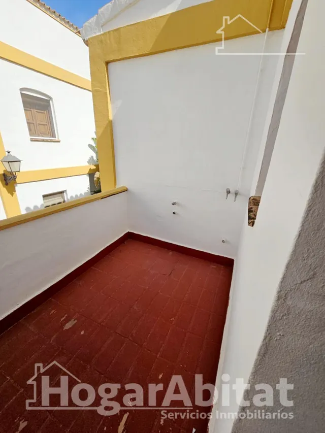 Gran solárium privado y vistas a las piscinas en esta luminosa casa — 12
