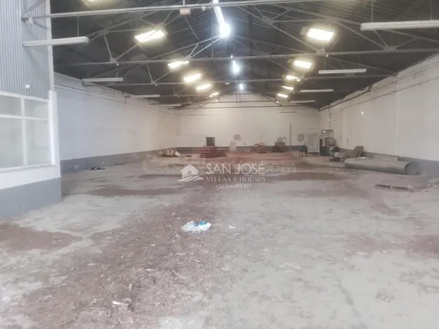 NAVE EN CAUDETE EN EL CASCO URBANO - foto 3