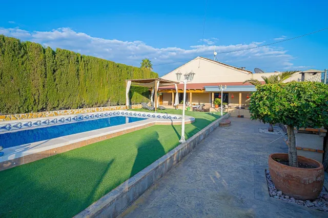Fantástica casa con terreno junto al río en Formentera del S