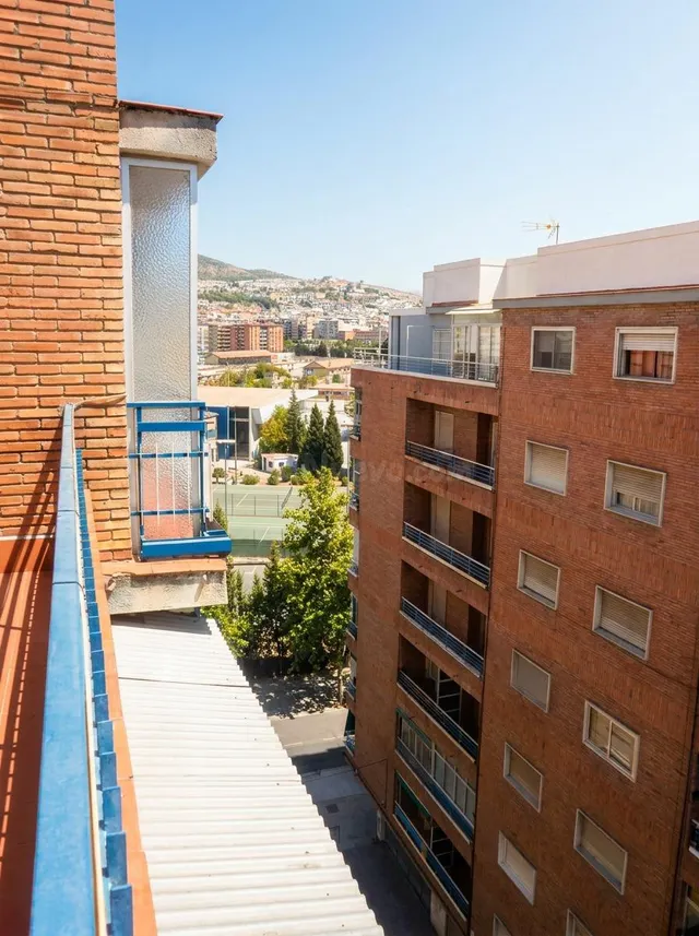 Ático Reformado para Estudiantes con Gran Terraza en Fuentenueva | Ref: DLR00288 — 4