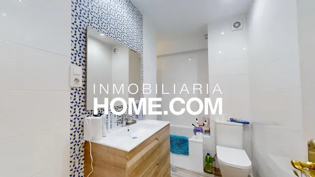 Amplio piso semireformado con terraza orientación sur en La Victoria, junto a Plaza de la Merced y a 5 minutos del Centro Histórico de Málaga — 25