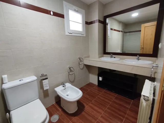 Piso seminuevo con cuatro amplios dormitorios, dos baños completos, garaje, trastero y piscina comun — 15