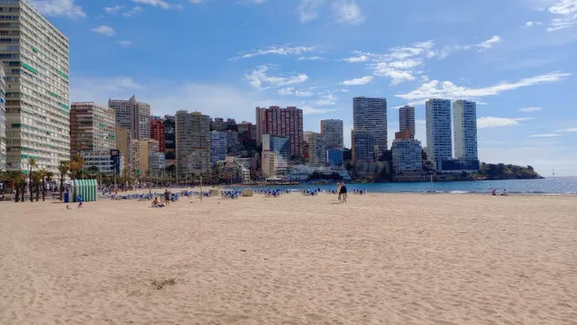 Amplio piso con vistas al mar y 4 dormitorios en 1 Línea playa Levante. — 3