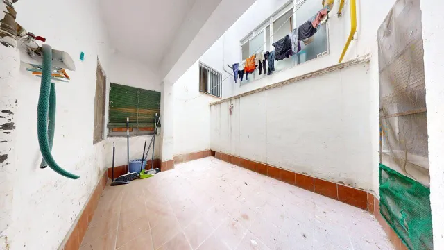 Piso de 89 m2 útiles con AMPLIA TERRAZA DE 40m2!!! Distribuido en cinco dormitorios, salón, cocina con despensa y terraza interior a patio de luces y un baño. — 23