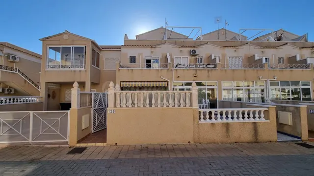 ✨ Tu rincón mediterráneo: adosado con gran terraza, solárium - foto 2