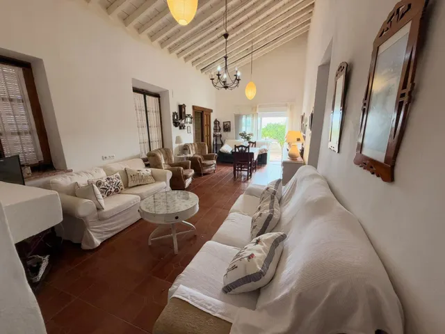 Acogedora casa de planta baja con jardín mediterráneo, patio soleado y gran garaje privado en Las Palas — 24