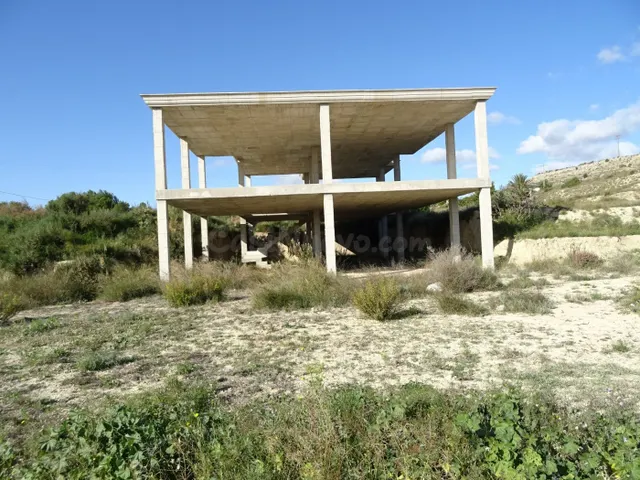 SE VENDE PARCELA DE 10000 M2 CON ESTRUCTURA PARA UN CHALET D
