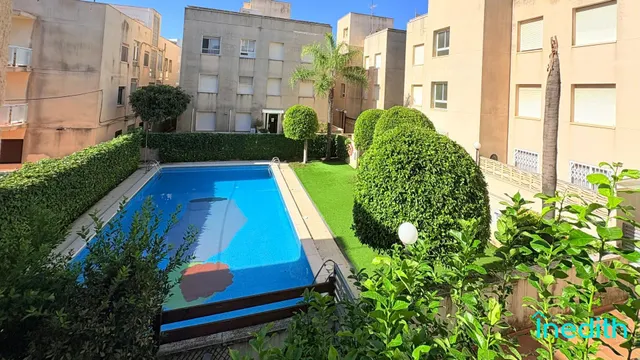 A 50 metros de la playa, Piso impecable con terraza, vistas , parking, trastero y piscina — 30
