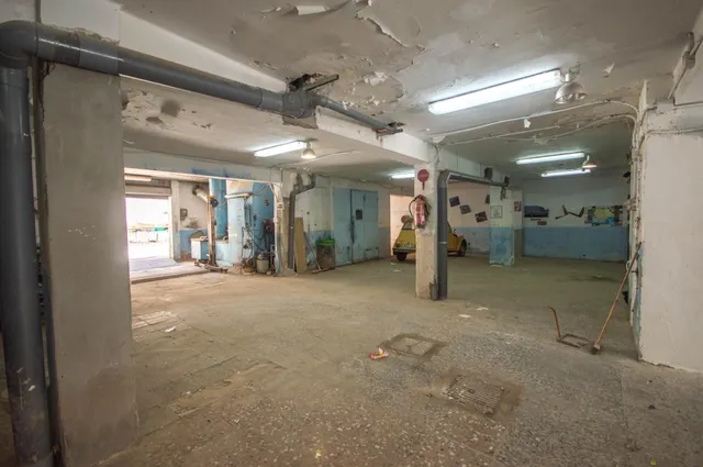Local comercial de 333 m2 con gran patio de 200 m2 en calle Haití — 8