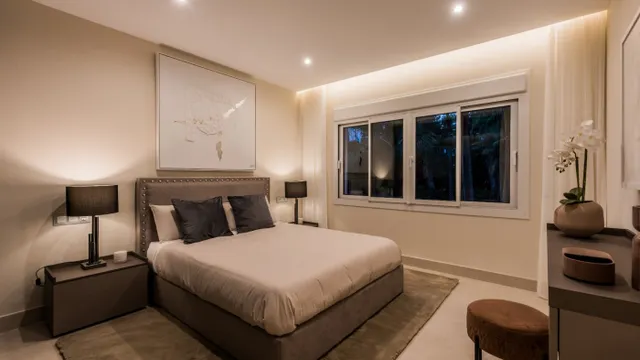 APARTAMENTO TOTALMENTE REFORMADO CON VISTAS DESPEJADAS AL MAR EN VENTA EN BAHÍA DEL VELERÍN, ESTEPON — 28