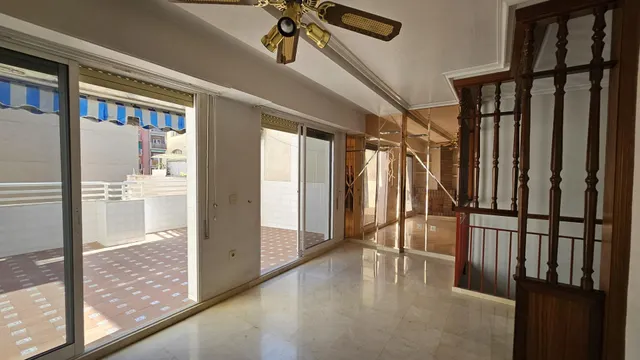 Se Vende Casa de Tres Plantas con garaje doble y trastero. — 24