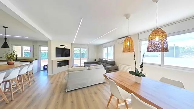 Casa reformada en una sola planta, amb parcel·la plana i vis - foto 4